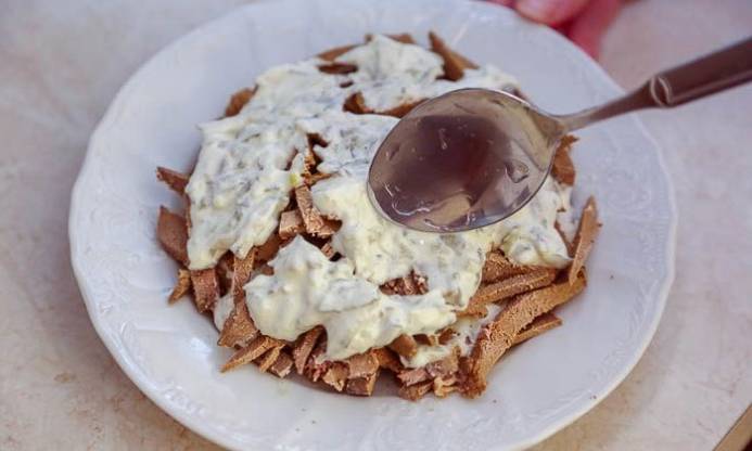 Печеночный салат с солеными огурцами