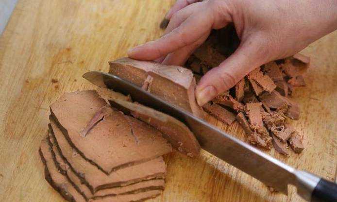 Печеночный салат с солеными огурцами
