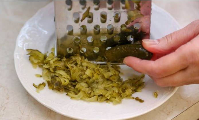 Печеночный салат с солеными огурцами