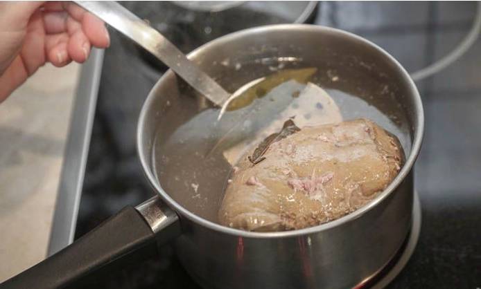 Печеночный салат с солеными огурцами