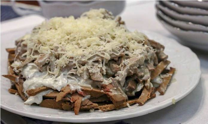 Печеночный салат с солеными огурцами