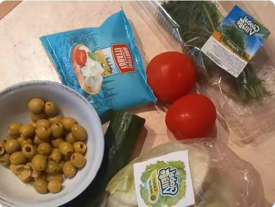 Овощной салат с оливками