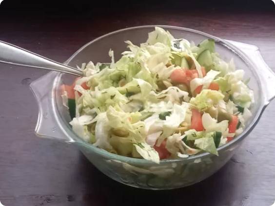 Овощной салат с оливками