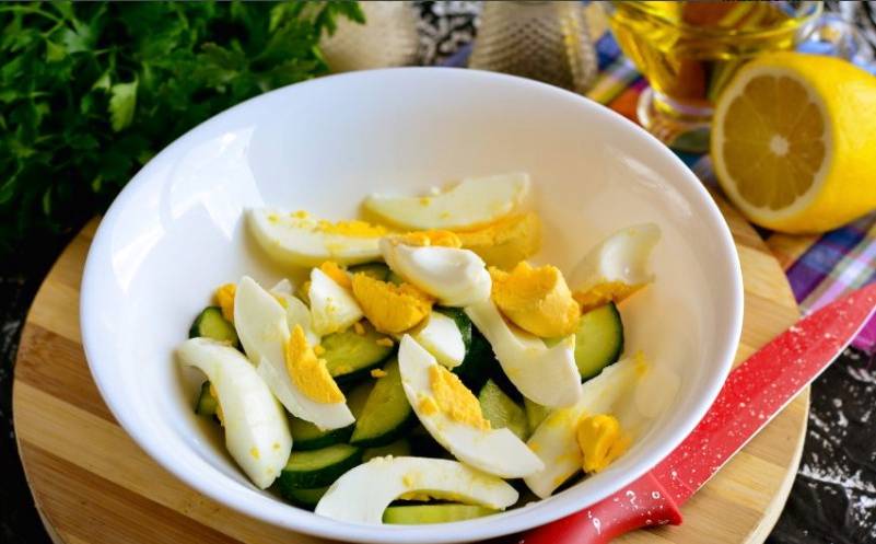 Салат с консервированным тунцом и яйцом