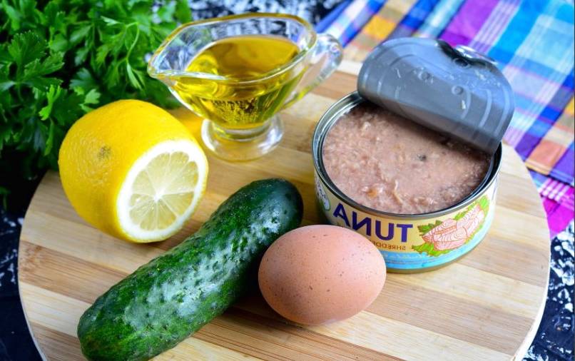 Салат с консервированным тунцом и яйцом