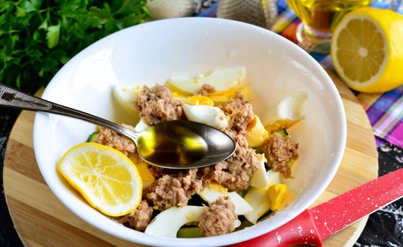 Салат с консервированным тунцом и яйцом