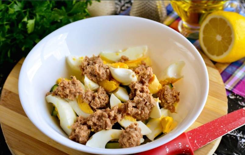 Салат с консервированным тунцом и яйцом