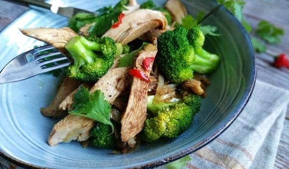 ПП салат с куриной грудкой на ужин