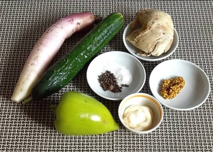 Пикантный салат с курицей