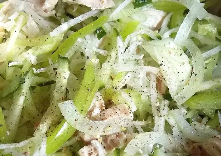 Пикантный салат с курицей