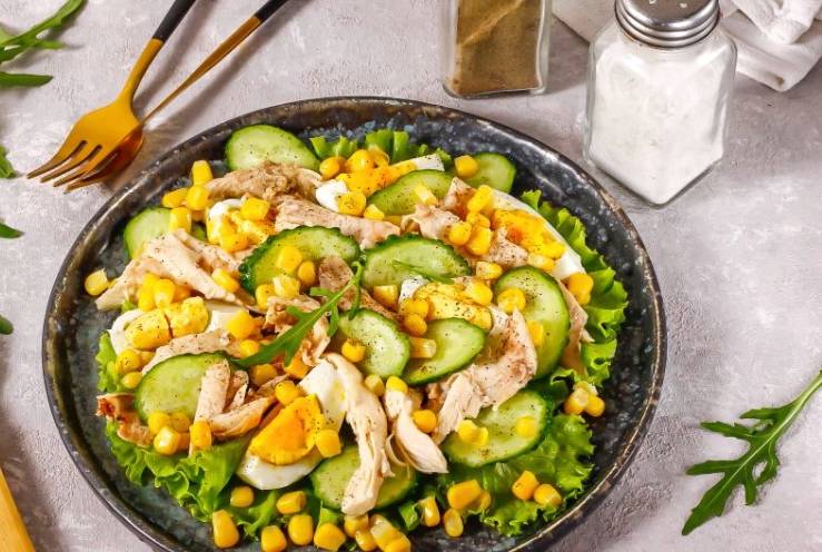 ПП салат с куриной грудкой и кукурузой