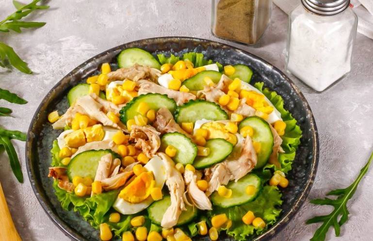 ПП салат с куриной грудкой и кукурузой