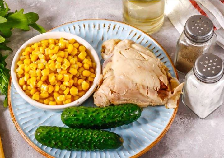 ПП салат с куриной грудкой и кукурузой