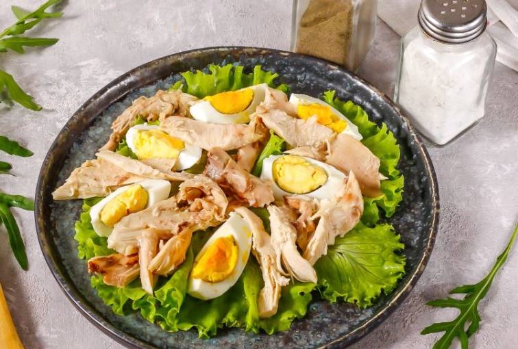ПП салат с куриной грудкой и кукурузой