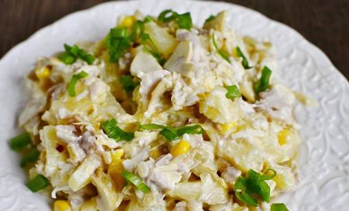 Салат «Буржуйский» с ананасами и курицей