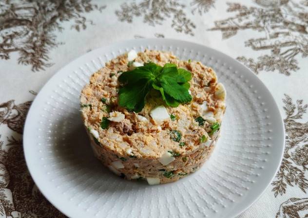 Салат из горбуши, консервированной с рисом и яйцом