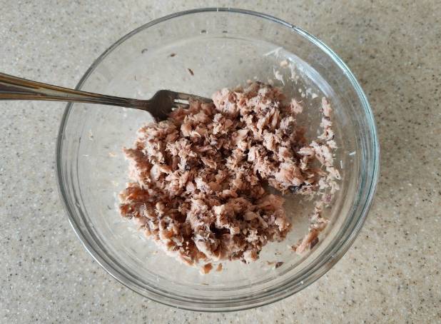 Салат из горбуши, консервированной с рисом и яйцом