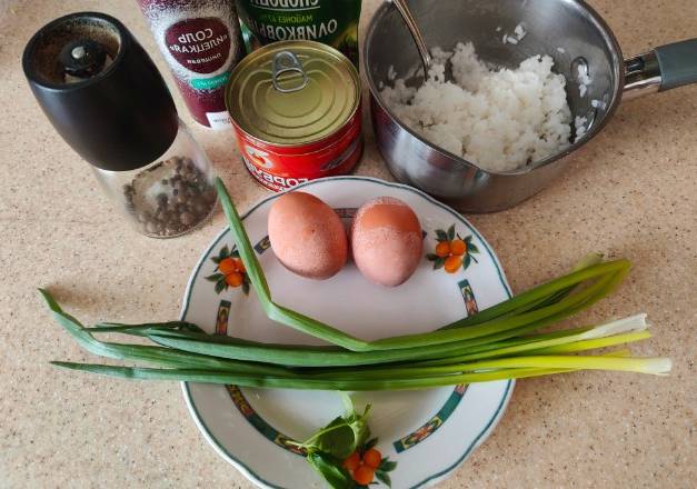 Салат из горбуши, консервированной с рисом и яйцом