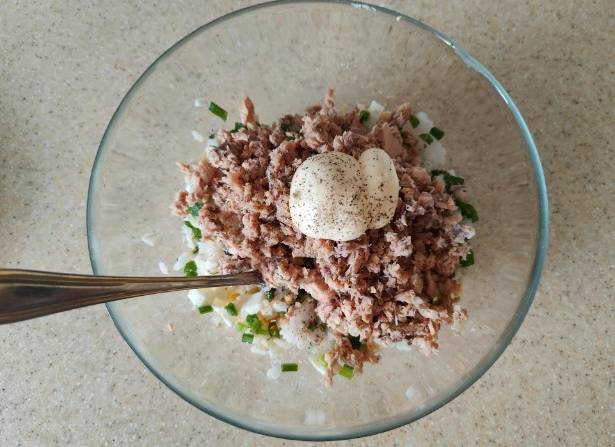 Салат из горбуши, консервированной с рисом и яйцом