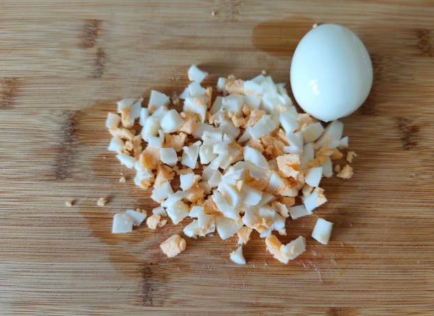 Салат из горбуши, консервированной с рисом и яйцом