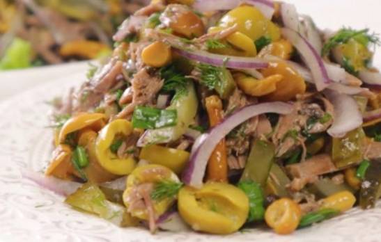 Салат из отварной говядины с солеными огурцами и грибами