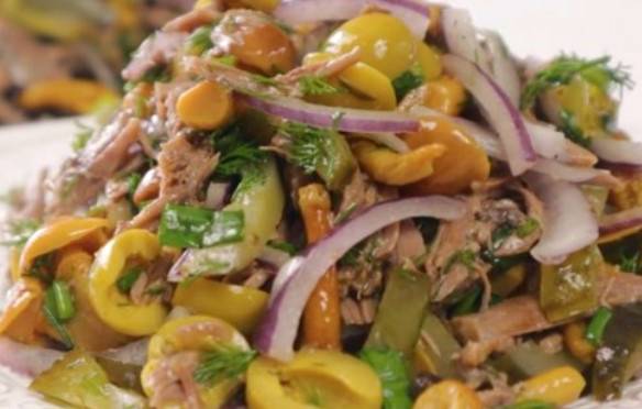 Салат из отварной говядины с солеными огурцами и грибами