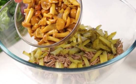 Салат из отварной говядины с солеными огурцами и грибами