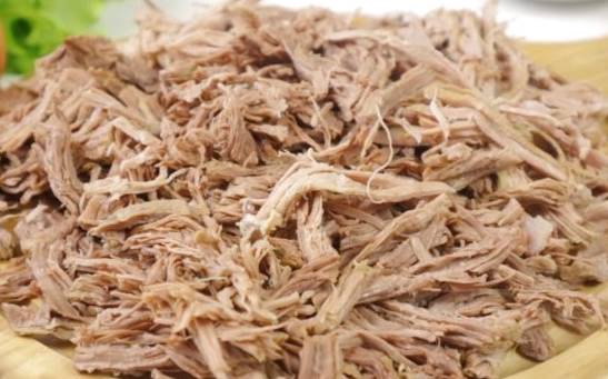 Салат из отварной говядины с солеными огурцами и грибами