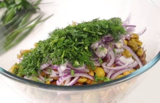 Салат из отварной говядины с солеными огурцами и грибами