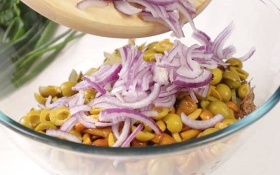Салат из отварной говядины с солеными огурцами и грибами