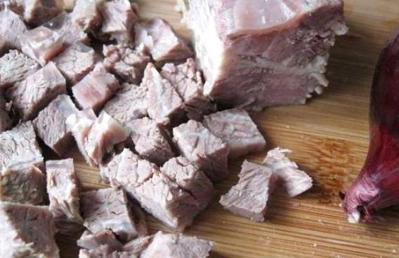 Салат из отварной говядины с болгарским перцем и фасолью