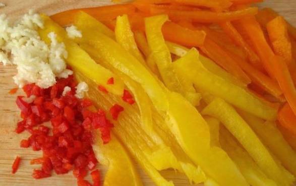 Салат из отварной говядины с болгарским перцем и фасолью