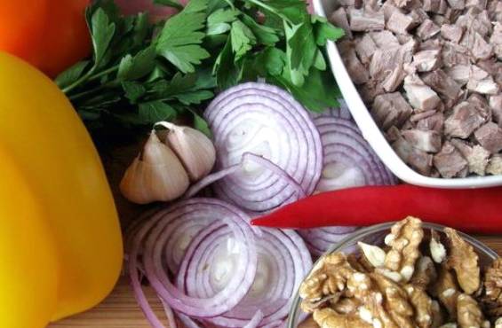 Салат из отварной говядины с болгарским перцем и фасолью