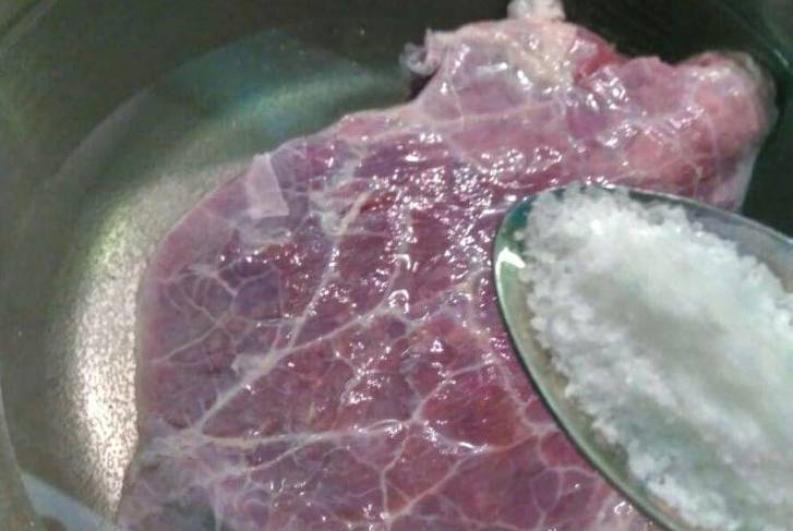 Салат из отварной говядины с болгарским перцем, свежими огурцами и соевым соусом