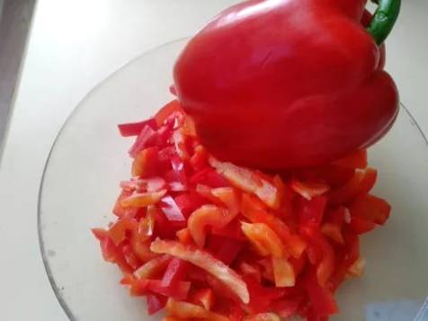 Салат из отварной говядины с болгарским перцем, свежими огурцами и соевым соусом