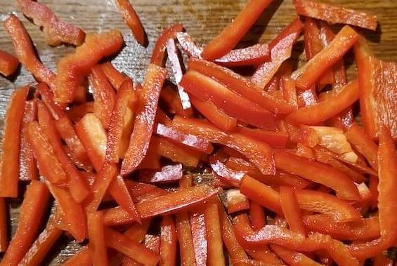 Салат из отварной говядины с болгарским перцем и красным луком