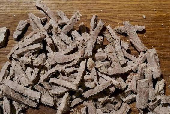 Салат из отварной говядины с болгарским перцем и красным луком