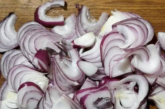 Салат из отварной говядины с болгарским перцем и красным луком