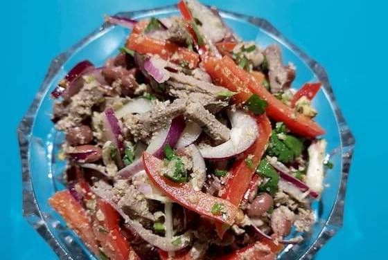 Салат из отварной говядины с болгарским перцем и красным луком