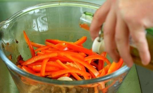 Салат из говядины с болгарским перцем и огурцом