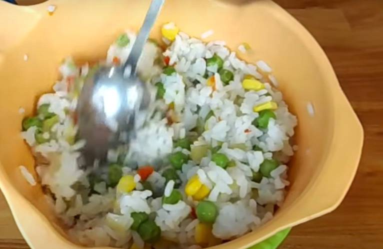 Салат из гавайской смеси с крабовыми палочками и яйцом