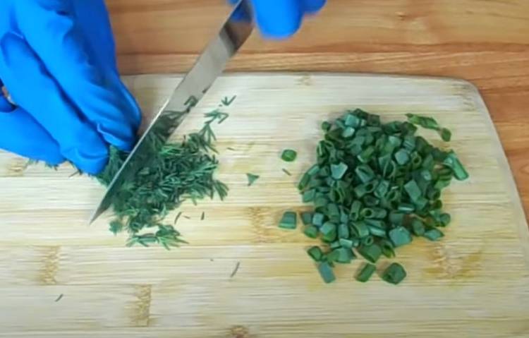 Салат из гавайской смеси с крабовыми палочками и яйцом