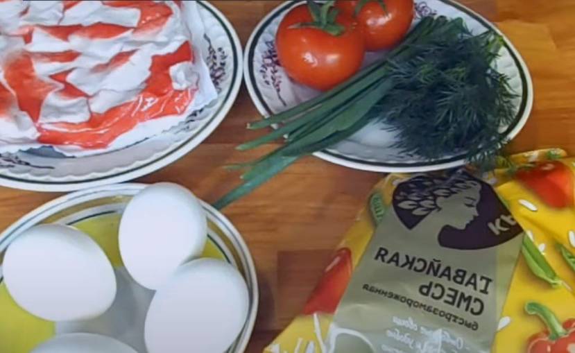 Салат из гавайской смеси с крабовыми палочками и яйцом