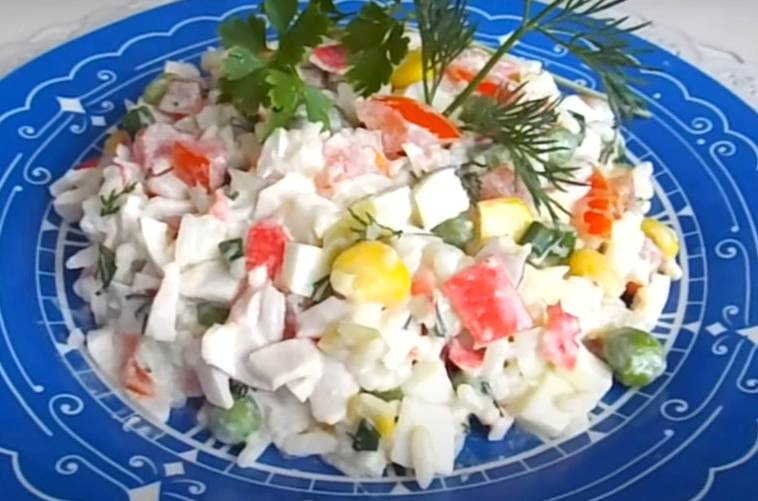 Салат из гавайской смеси с крабовыми палочками и яйцом