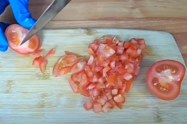 Салат из гавайской смеси с крабовыми палочками и яйцом