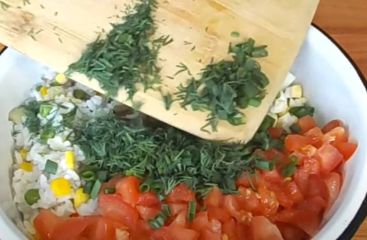 Салат из гавайской смеси с крабовыми палочками и яйцом