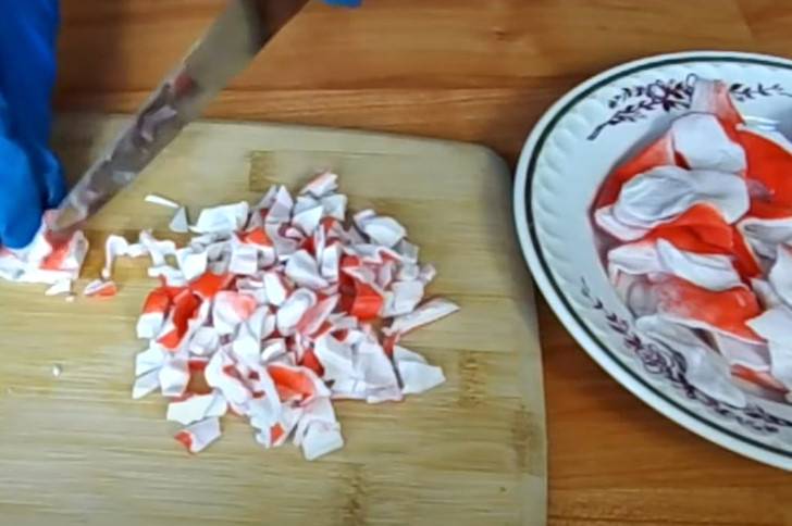 Салат из гавайской смеси с крабовыми палочками и яйцом