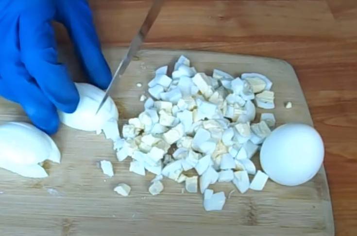 Салат из гавайской смеси с крабовыми палочками и яйцом