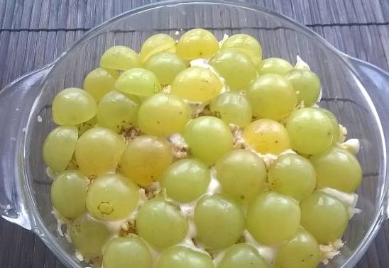 Салат из винограда и куриной грудки с сыром