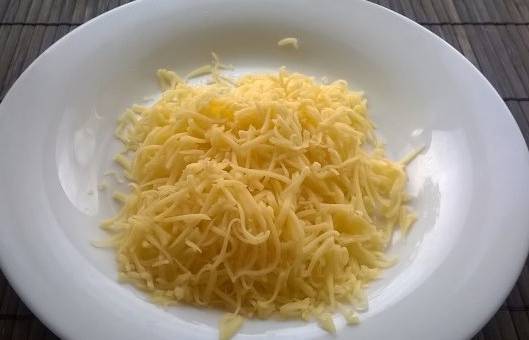 Салат из винограда и куриной грудки с сыром